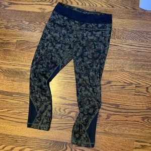 Lululemon running leggings - Camo, size 4